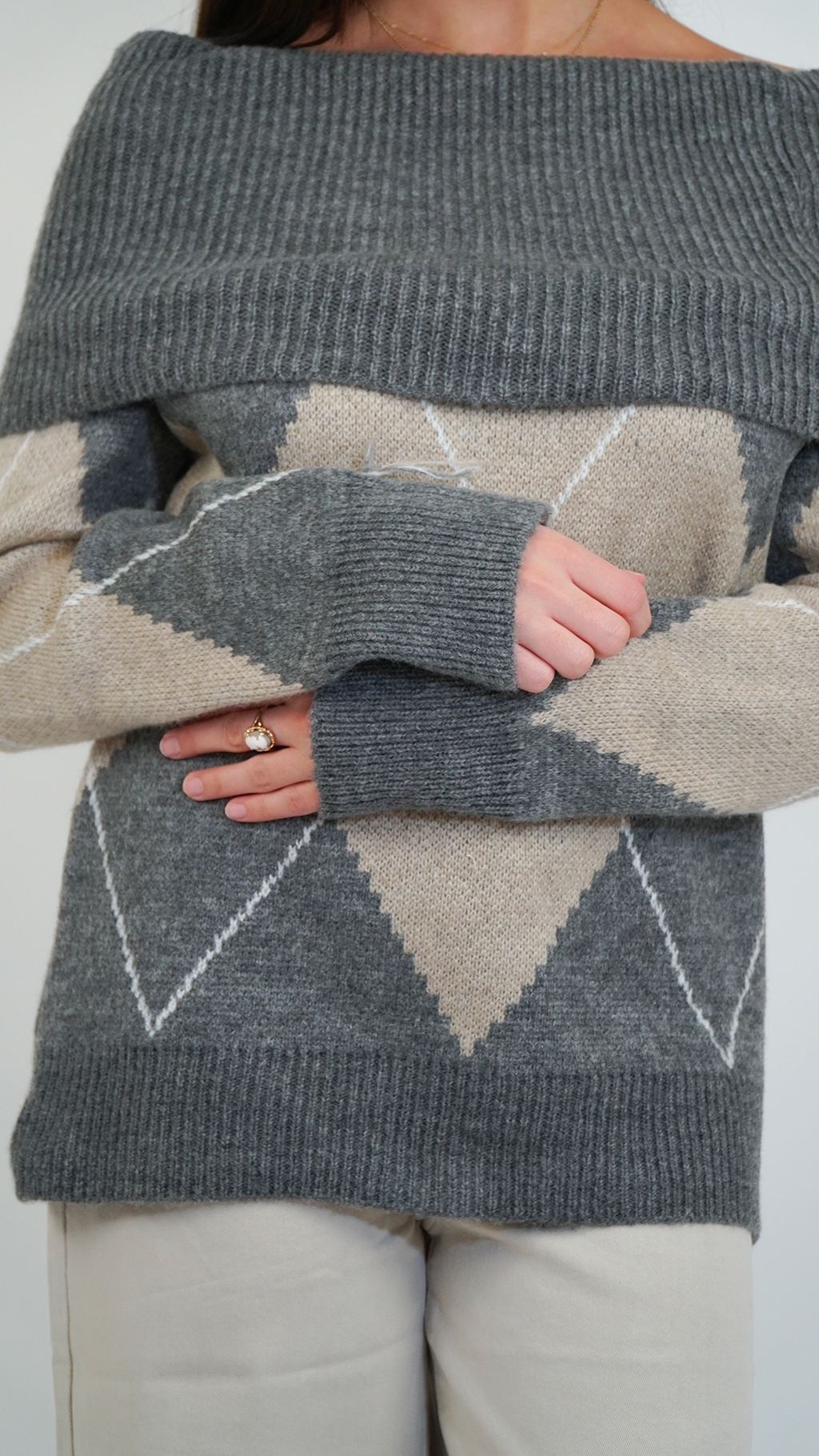 PULL FEMME À COL BATEAU GRIS À MOTIF LOSANGE