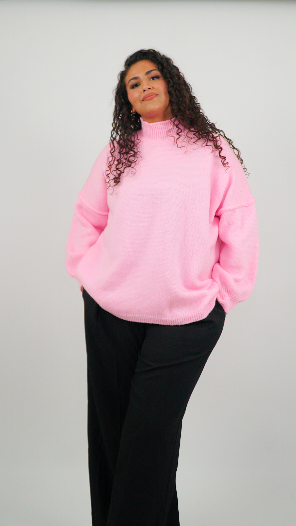 PULL FEMME ROSE À COL MONTANT OVERSIZE