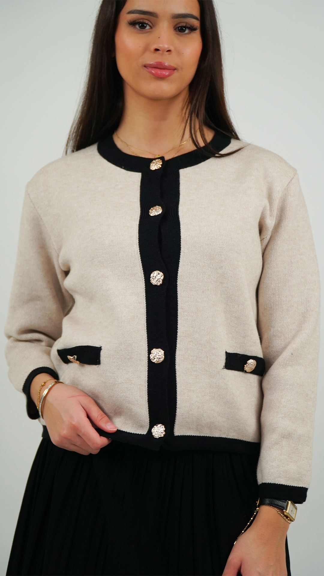 GILET FEMME ÉLÉGANT BEIGE ET NOIR À BOUTONS DORÉS