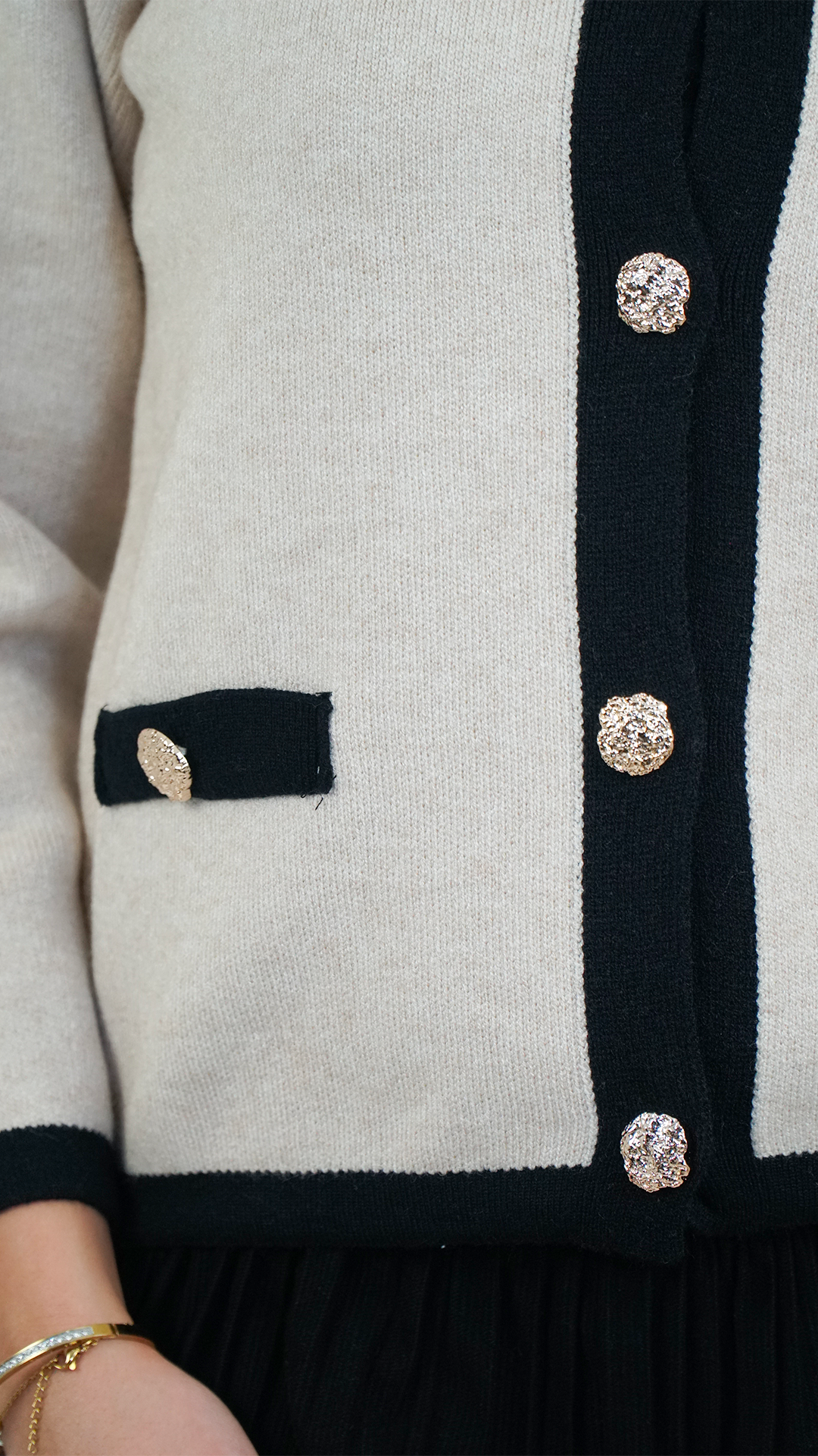 GILET FEMME ÉLÉGANT BEIGE ET NOIR À BOUTONS DORÉS