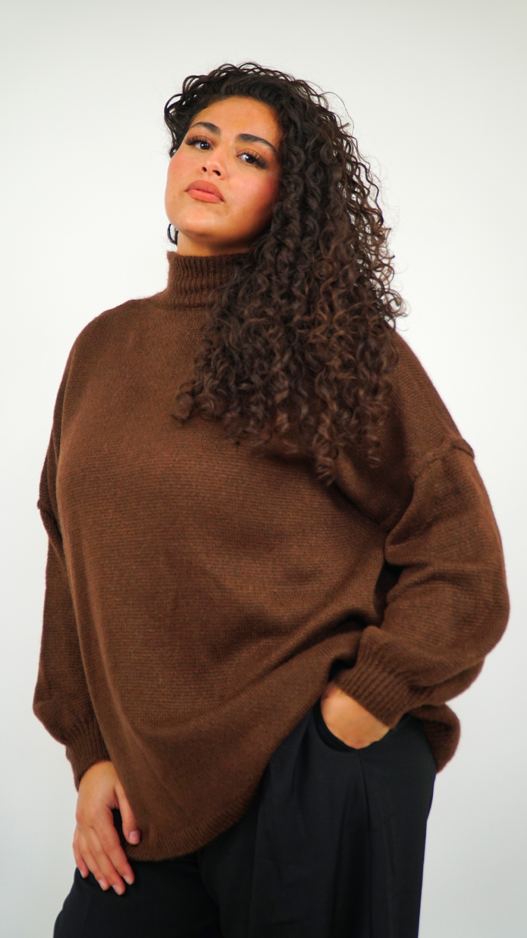 PULL FEMME MARRON À COL MONTANT OVERSIZE