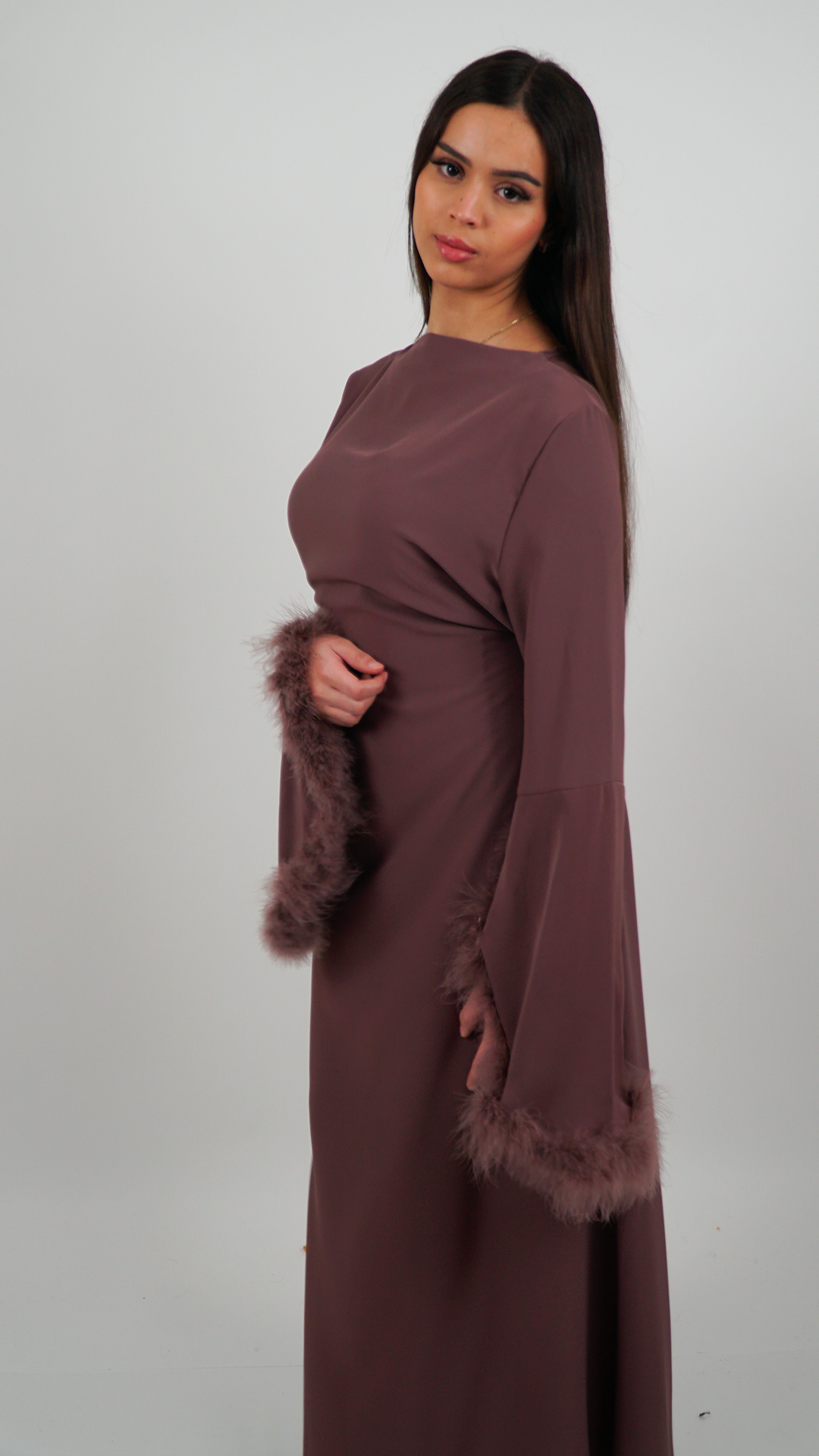 ROBE LONGUE ELEGANTE AVEC MANCHES EVASEE A PLUMES