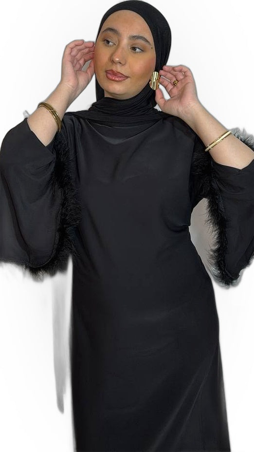 L'Abaya Ornée de Plumes – Noir