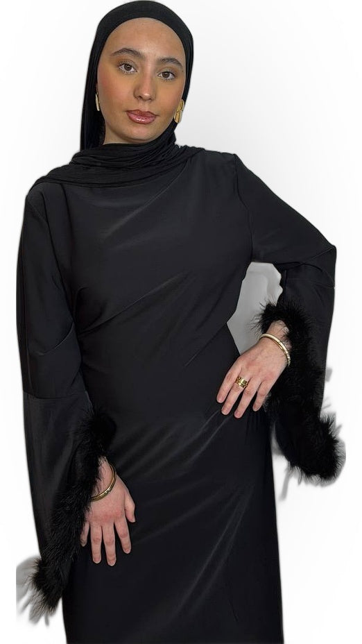 L'Abaya Ornée de Plumes – Noir