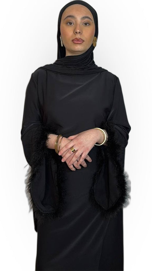L'Abaya Ornée de Plumes – Noir