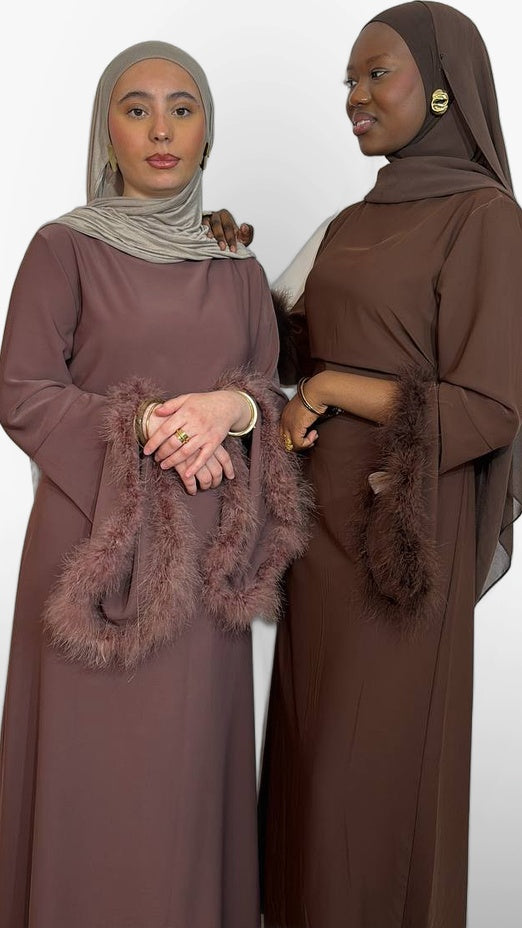 L'Abaya Ornée de Plumes – Mauve Chocolat