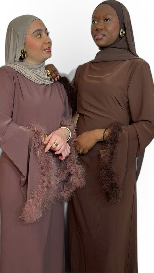 L'Abaya Ornée de Plumes – Chocolat