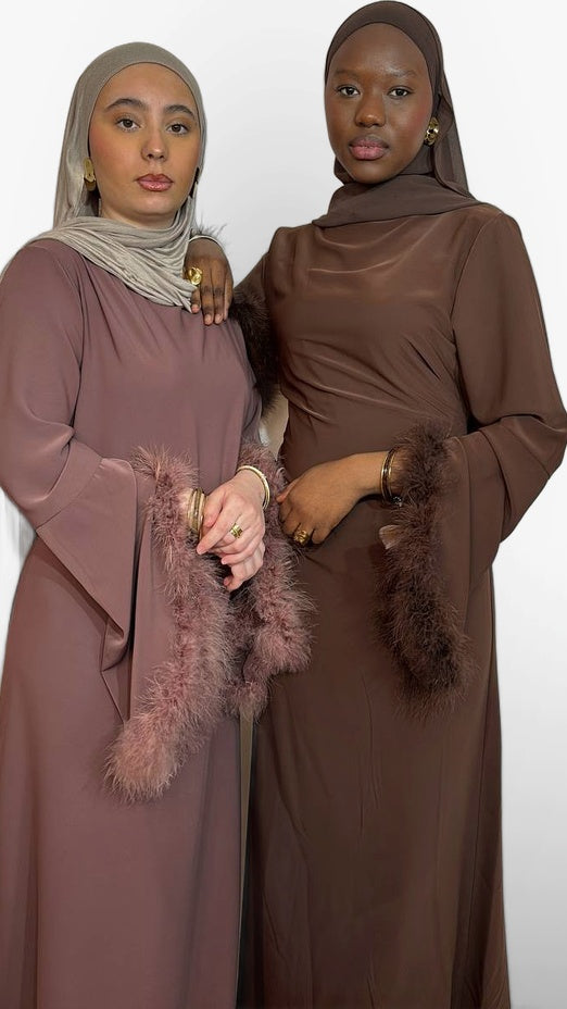 L'Abaya Ornée de Plumes – Mauve Chocolat