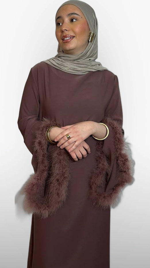 L'Abaya Ornée de Plumes – Mauve Chocolat