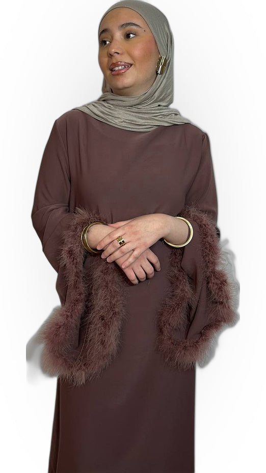 L'Abaya Ornée de Plumes – Chocolat