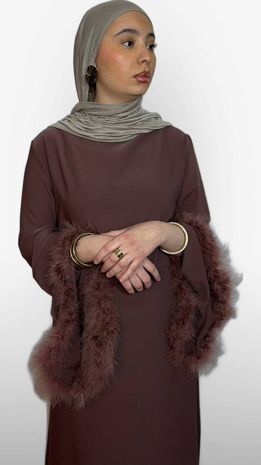 L'Abaya Ornée de Plumes – Mauve Chocolat