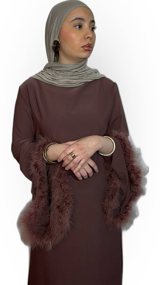 L'Abaya Ornée de Plumes – Chocolat