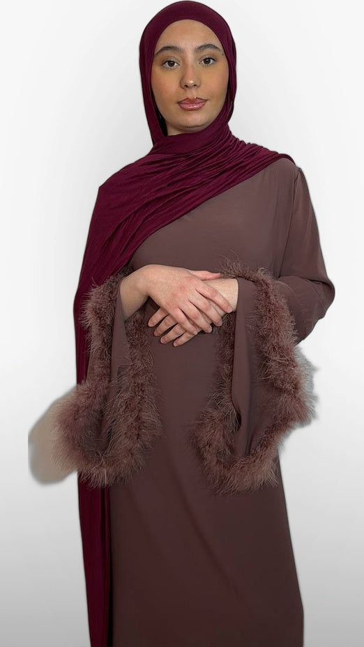 L'Abaya Ornée de Plumes – Mauve Chocolat