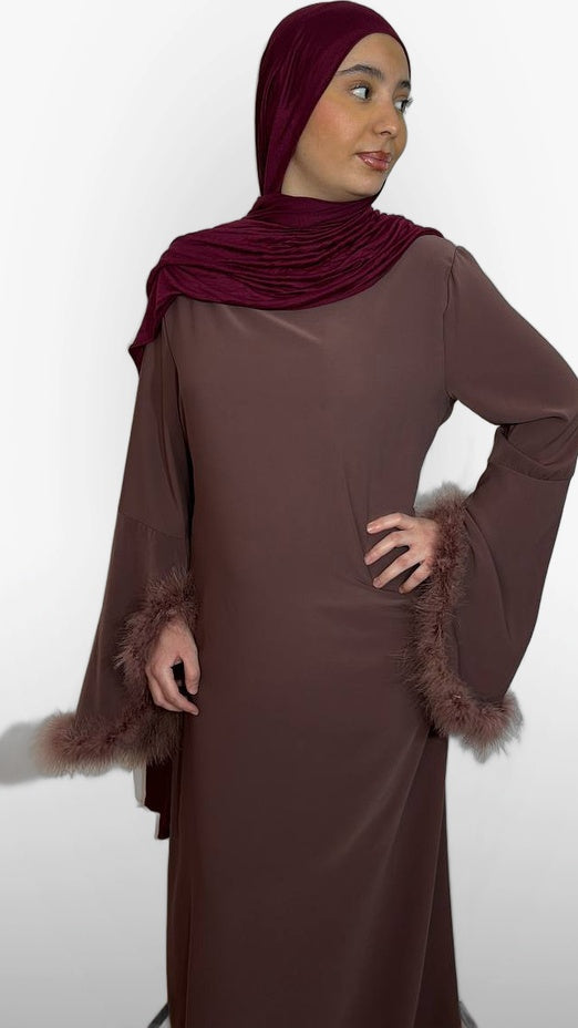 L'Abaya Ornée de Plumes – Mauve Chocolat