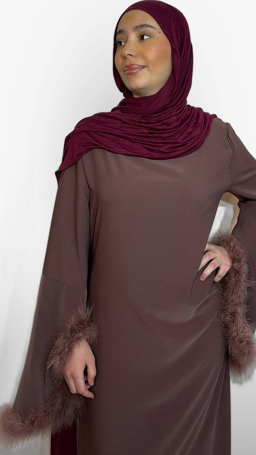 L'Abaya Ornée de Plumes – Mauve Chocolat