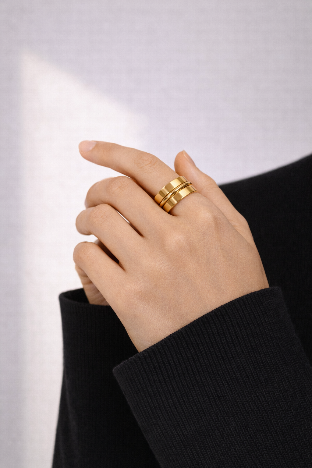 Bague dorée femme design minimal moderne