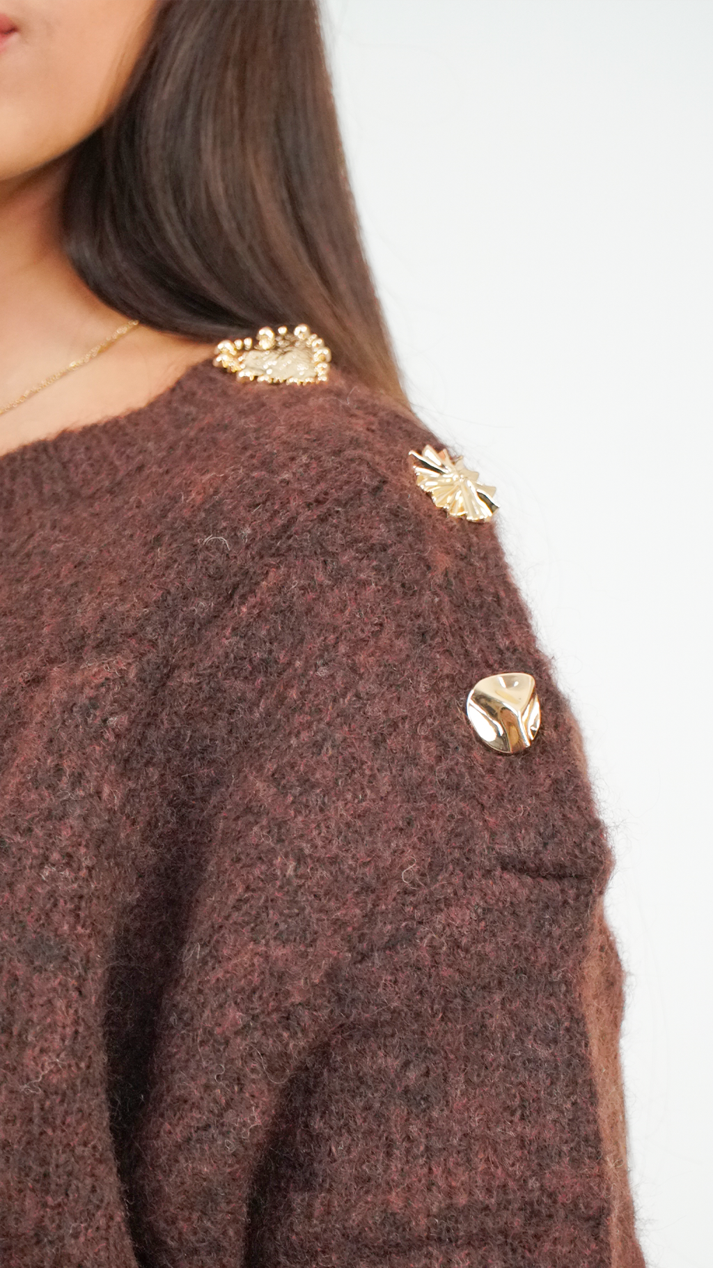 PULL MARRON MAILLE DOUCE À BOUTONS ÉPAULE