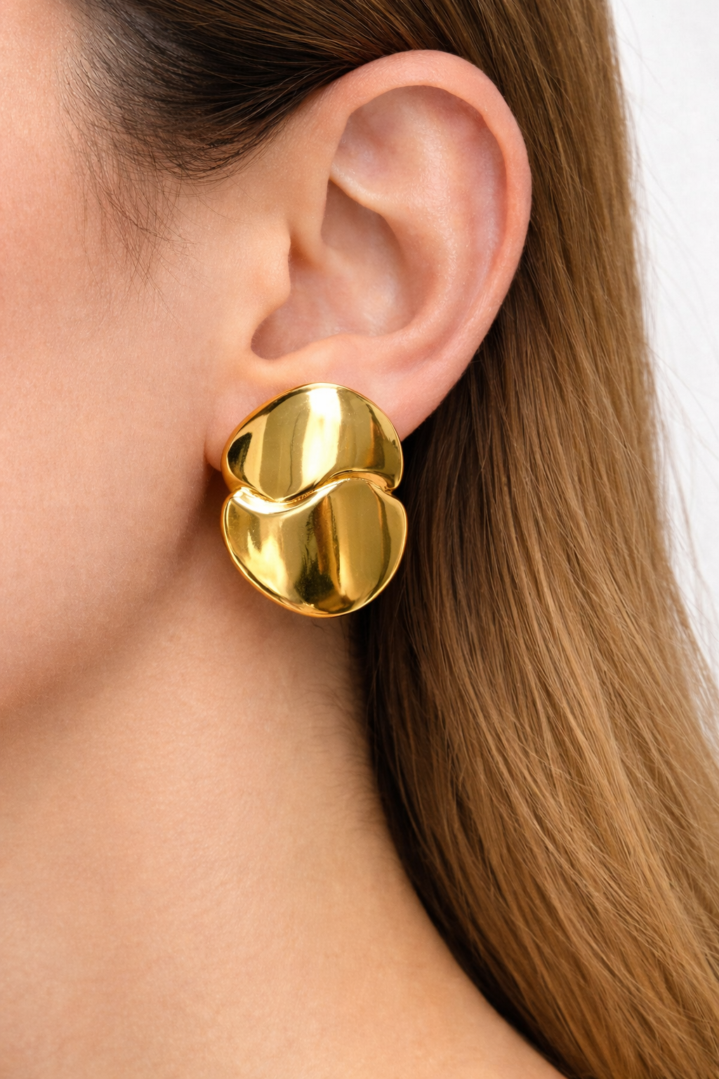 Boucle d’oreille dorée femme au design moderne