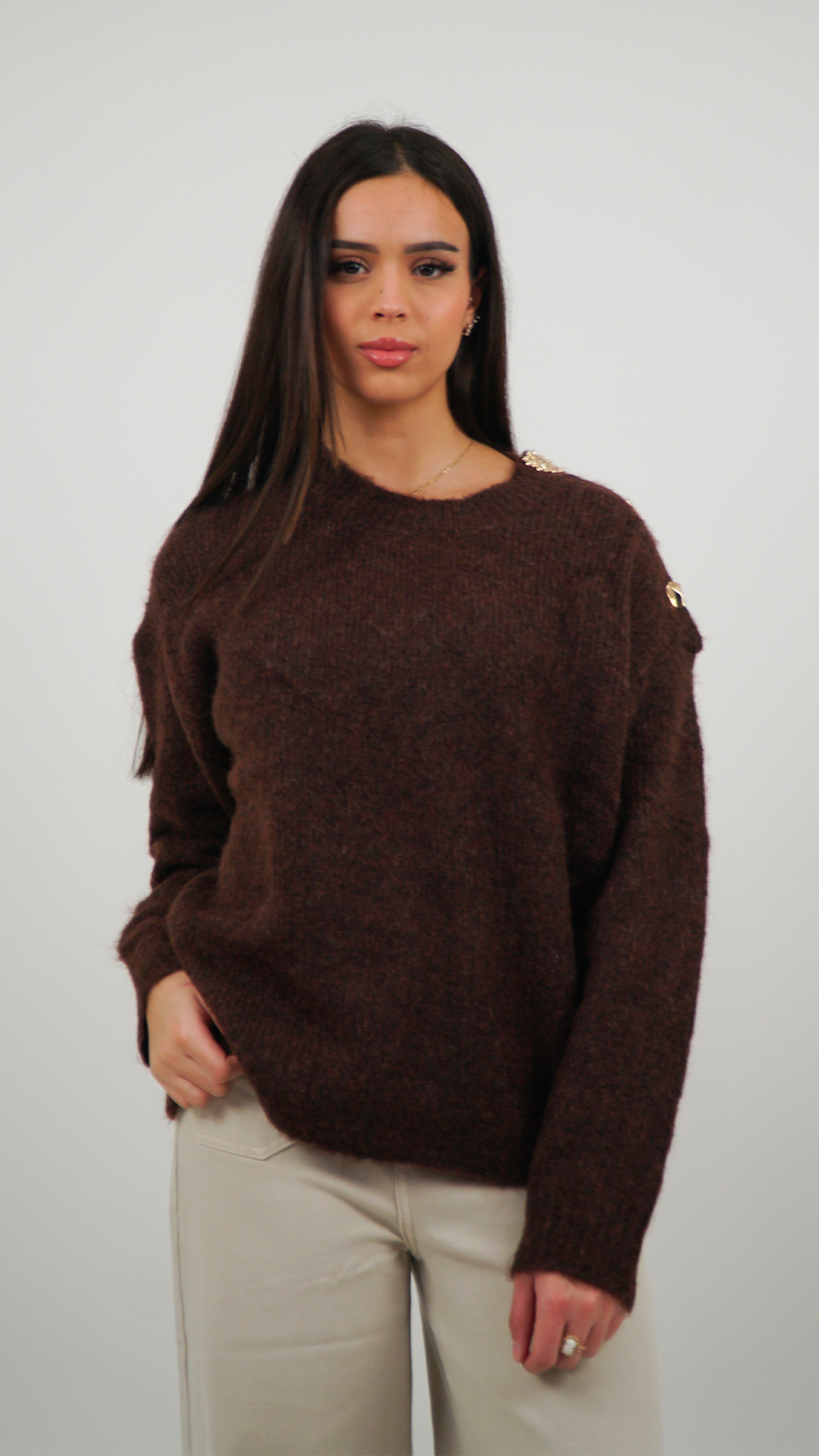 PULL MARRON MAILLE DOUCE À BOUTONS ÉPAULE