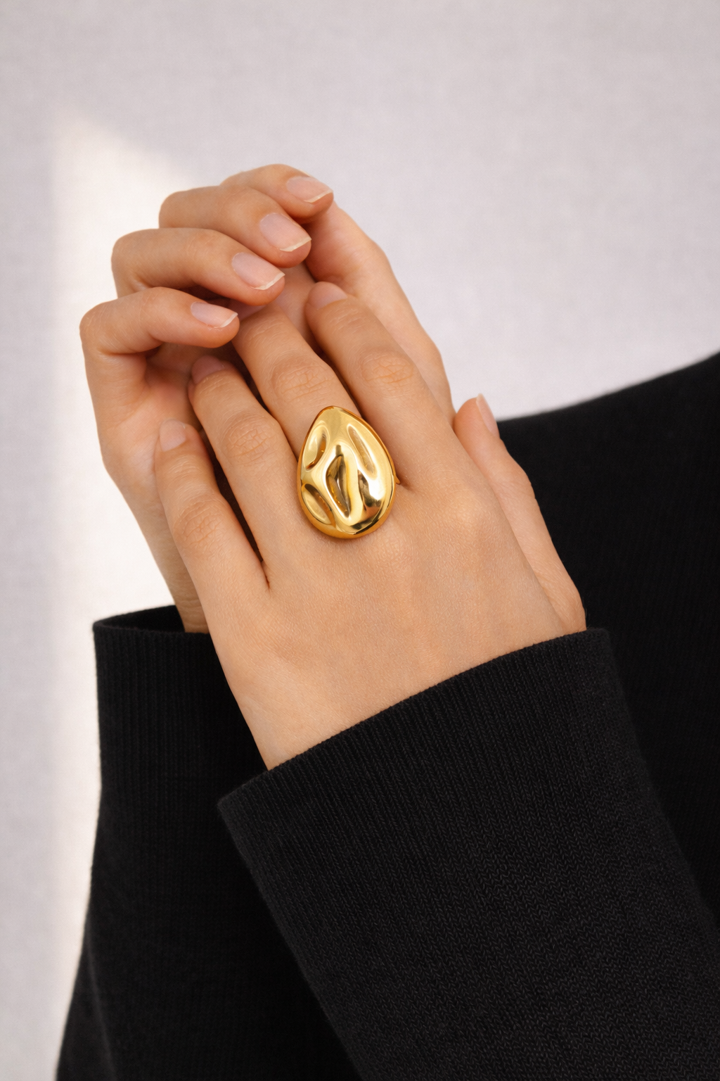 Bague dorée femme au design organique sculptural