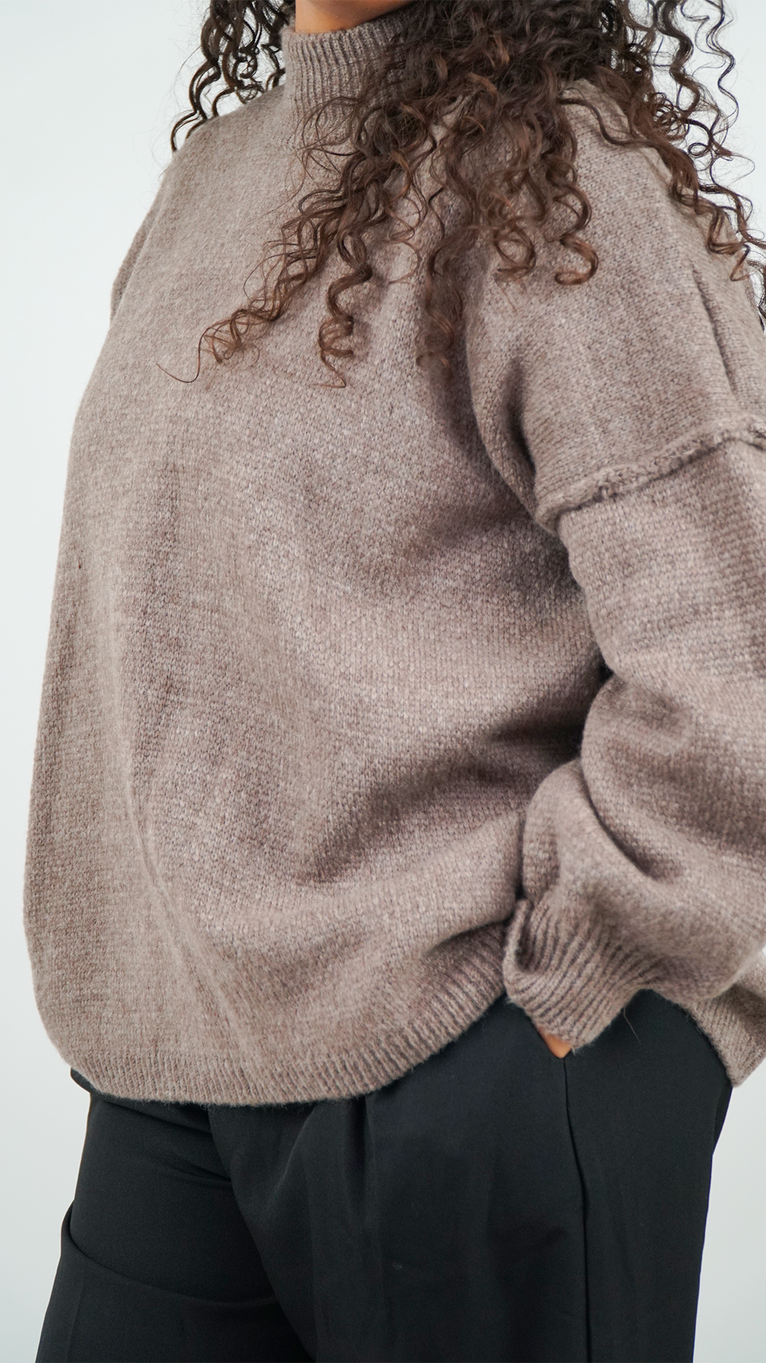 PULL FEMME TAUPE À COL MONTANT OVERSIZE