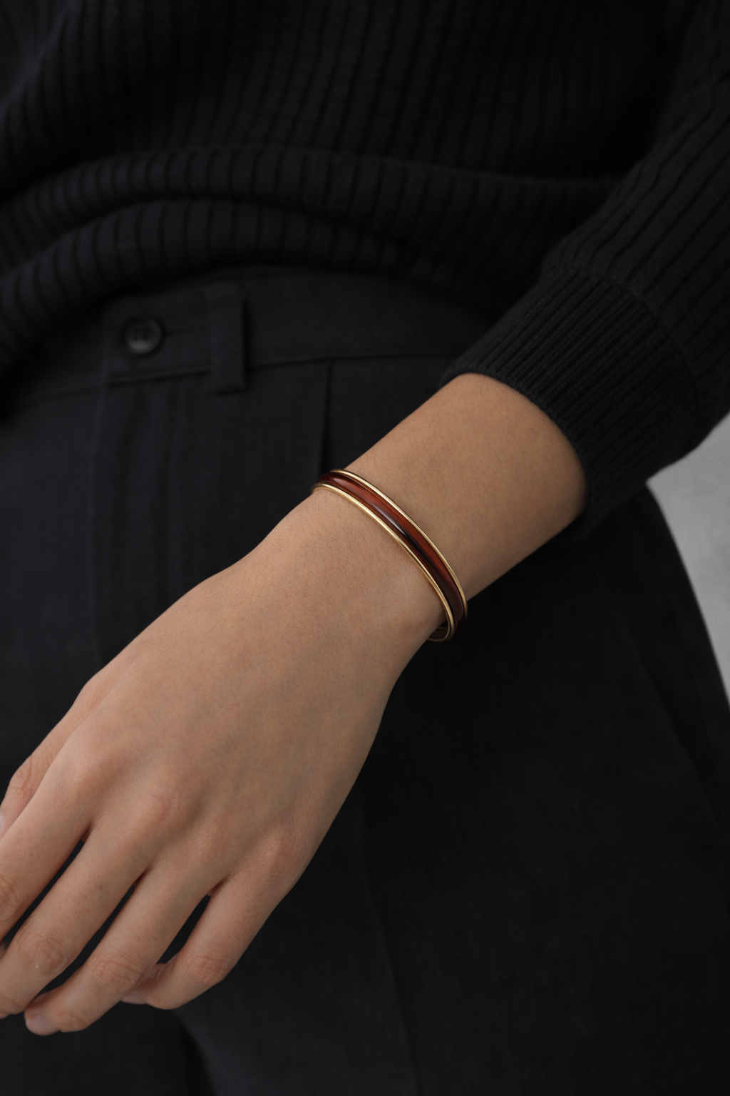 Lot de bracelets joncs femme dorés et rouge foncé