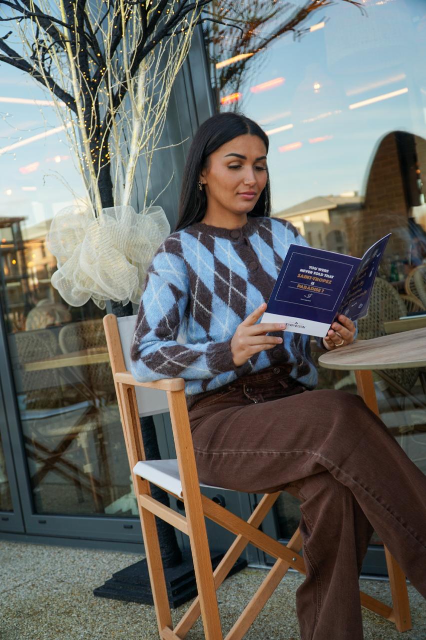 GILET À LOSANGES BLEU ET MARRON