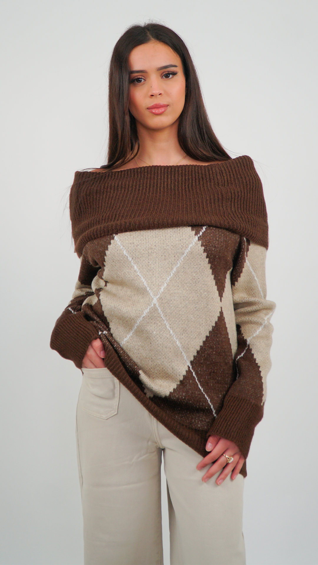 PULL FEMME À COL BATEAU MARRON À MOTIF LOSANGE