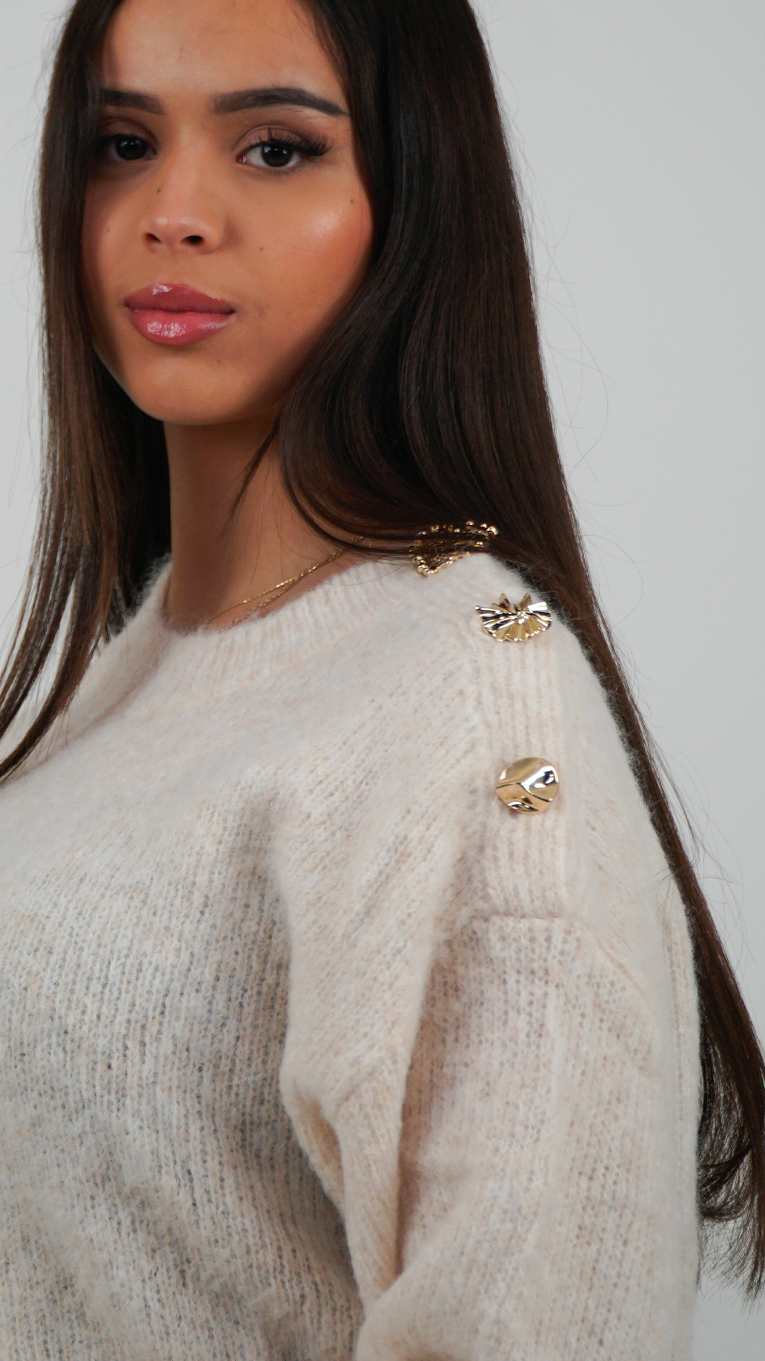 PULL BEIGE MAILLE DOUCE À BOUTONS ÉPAULE