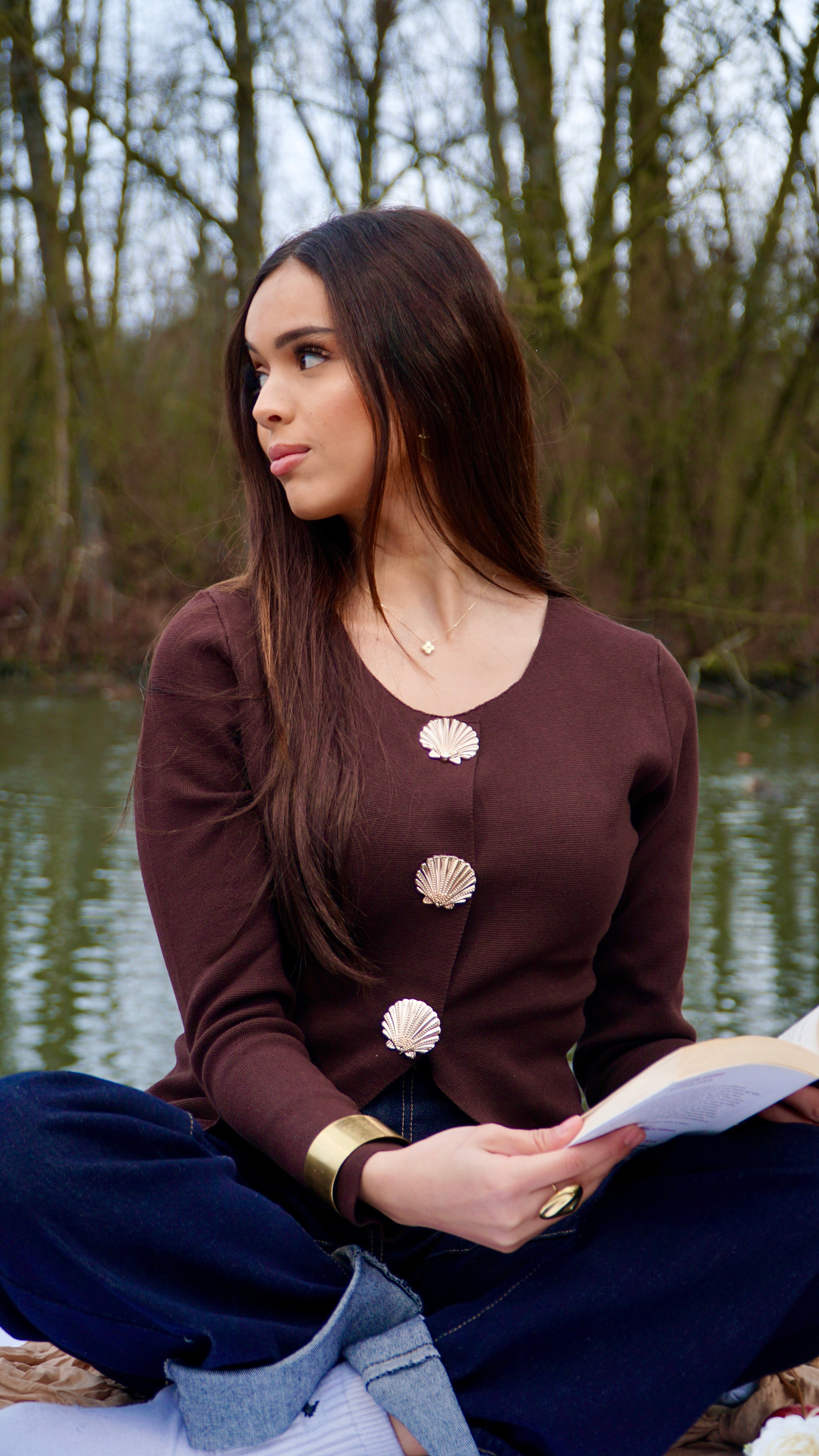 Pull élégant à boutons coquillage – Chic naturel